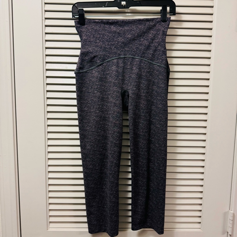 SPANX by Sara Blakely 3/4 Capri Gray Workout Leggings Sz L